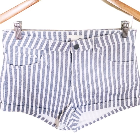 NWT H&M Chambray Pinstripe Shorts With Pockets Blue/Ivory Size 6/36 - Picture 1 of 8